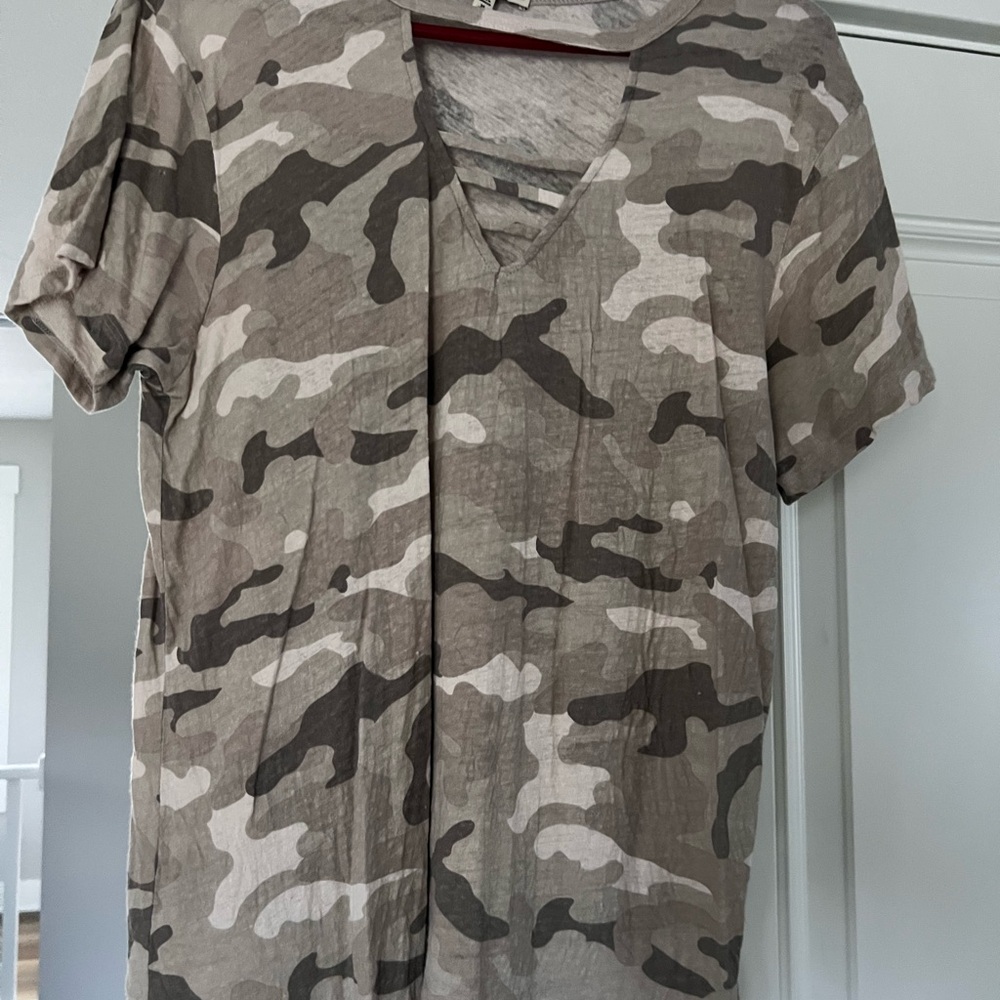 Express Camouflage V-Neck Women's Tee
